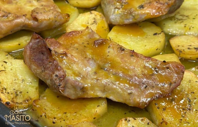 Plato de secreto de cerdo jugoso cubierto con una irresistible salsa de miel y mostaza, servido en una elegante presentación.