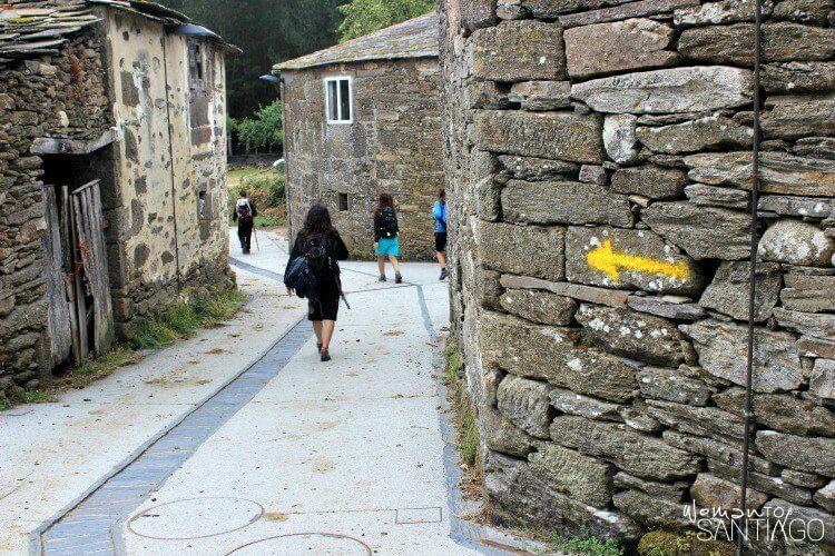 foto de aldea en el camino