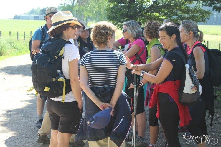 foto de mujeres en el camino