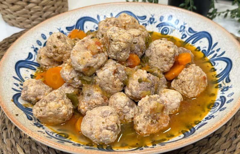Imagen de albóndigas de pollo caseras servidas con salsa de tomate, ideales para comidas familiares.