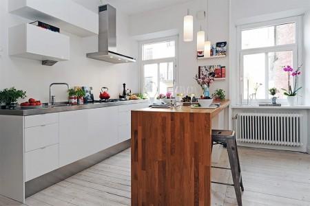 sillas Tolix mini pisos lámparas colgantes de techo en la cocina interiores minimalistas estilo nórdico estilo escandinavo decoración pisos pequeños decoración en gris decoración en blanco cocinas pequeñas cocina moderna cocina blanca casa sin cortinas 