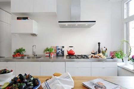 sillas Tolix mini pisos lámparas colgantes de techo en la cocina interiores minimalistas estilo nórdico estilo escandinavo decoración pisos pequeños decoración en gris decoración en blanco cocinas pequeñas cocina moderna cocina blanca casa sin cortinas 