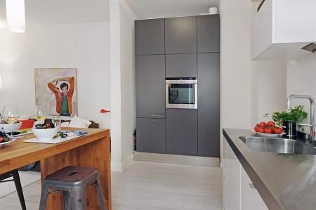 sillas Tolix mini pisos lámparas colgantes de techo en la cocina interiores minimalistas estilo nórdico estilo escandinavo decoración pisos pequeños decoración en gris decoración en blanco cocinas pequeñas cocina moderna cocina blanca casa sin cortinas 