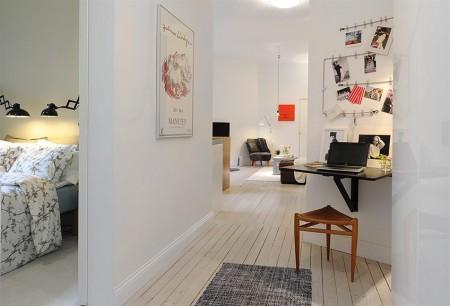 sillas Tolix mini pisos lámparas colgantes de techo en la cocina interiores minimalistas estilo nórdico estilo escandinavo decoración pisos pequeños decoración en gris decoración en blanco cocinas pequeñas cocina moderna cocina blanca casa sin cortinas 