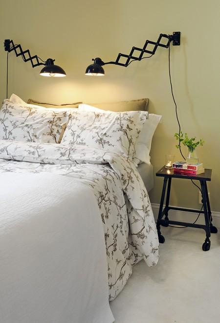 sillas Tolix mini pisos lámparas colgantes de techo en la cocina interiores minimalistas estilo nórdico estilo escandinavo decoración pisos pequeños decoración en gris decoración en blanco cocinas pequeñas cocina moderna cocina blanca casa sin cortinas 