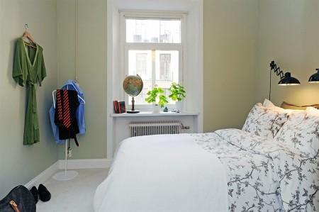 sillas Tolix mini pisos lámparas colgantes de techo en la cocina interiores minimalistas estilo nórdico estilo escandinavo decoración pisos pequeños decoración en gris decoración en blanco cocinas pequeñas cocina moderna cocina blanca casa sin cortinas 