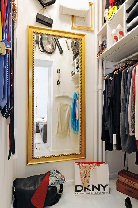 sillas Tolix mini pisos lámparas colgantes de techo en la cocina interiores minimalistas estilo nórdico estilo escandinavo decoración pisos pequeños decoración en gris decoración en blanco cocinas pequeñas cocina moderna cocina blanca casa sin cortinas 