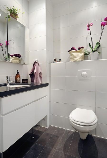 sillas Tolix mini pisos lámparas colgantes de techo en la cocina interiores minimalistas estilo nórdico estilo escandinavo decoración pisos pequeños decoración en gris decoración en blanco cocinas pequeñas cocina moderna cocina blanca casa sin cortinas 