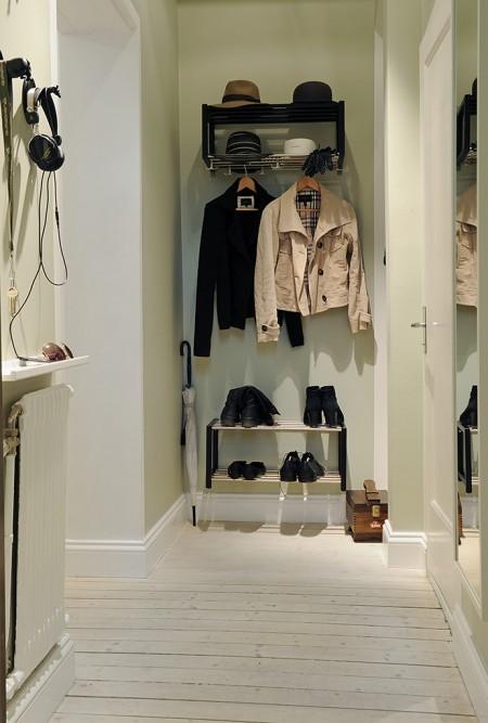 sillas Tolix mini pisos lámparas colgantes de techo en la cocina interiores minimalistas estilo nórdico estilo escandinavo decoración pisos pequeños decoración en gris decoración en blanco cocinas pequeñas cocina moderna cocina blanca casa sin cortinas 