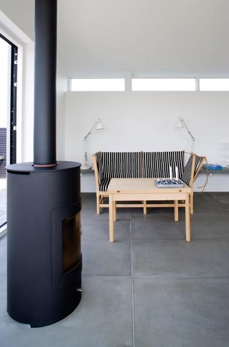 vacaciones en dinamarca muebles de terraza muebles de diseño estilo nórdico estilo escandinavo diseño de interiores diseño de exteriores diseño danés decoración en blanco decoración de interiores costa oeste danesa cocinas modernas cocinas blancas casa de verano en dinamarca baldosas de cemento 