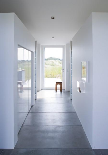 vacaciones en dinamarca muebles de terraza muebles de diseño estilo nórdico estilo escandinavo diseño de interiores diseño de exteriores diseño danés decoración en blanco decoración de interiores costa oeste danesa cocinas modernas cocinas blancas casa de verano en dinamarca baldosas de cemento 