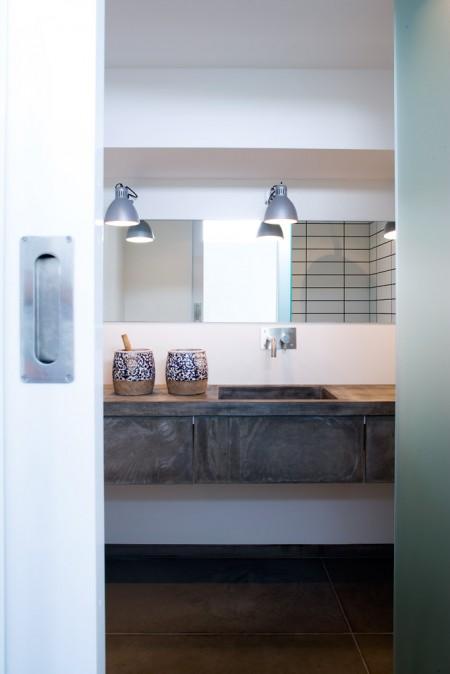 vacaciones en dinamarca muebles de terraza muebles de diseño estilo nórdico estilo escandinavo diseño de interiores diseño de exteriores diseño danés decoración en blanco decoración de interiores costa oeste danesa cocinas modernas cocinas blancas casa de verano en dinamarca baldosas de cemento 