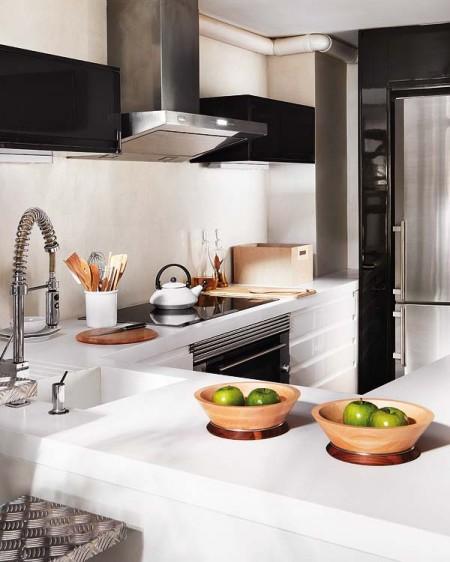 tarima de roble teñida en wengué sofá gris sillas panton blancas muros de cristal en dormitorio loft fucsia en decoración farolillo de metal marroquí dúplex decoración diseño moderno diseño de interiores decoración en blanco decoracion de lofts decoración de interiores decoración de áticos 