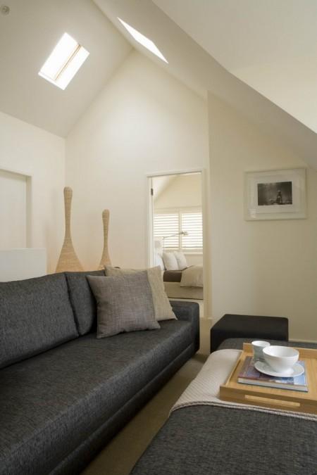 ventilador en el techo sofá gris sillones de mimbre objetos para el hogar étnicos moqueta de fibra natural madera de nogal madera de haya litera modernas habitación infantil con literas blancas diseño de interiores decoración en tonos crema y naturales decoración en blanco y madera decoración de interiores decoración con madera artículo para el hogar del mar 