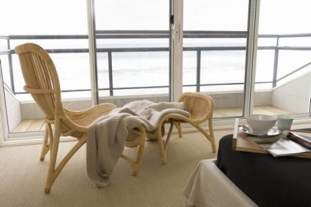 ventilador en el techo sofá gris sillones de mimbre objetos para el hogar étnicos moqueta de fibra natural madera de nogal madera de haya litera modernas habitación infantil con literas blancas diseño de interiores decoración en tonos crema y naturales decoración en blanco y madera decoración de interiores decoración con madera artículo para el hogar del mar 