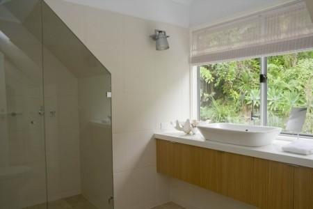 ventilador en el techo sofá gris sillones de mimbre objetos para el hogar étnicos moqueta de fibra natural madera de nogal madera de haya litera modernas habitación infantil con literas blancas diseño de interiores decoración en tonos crema y naturales decoración en blanco y madera decoración de interiores decoración con madera artículo para el hogar del mar 