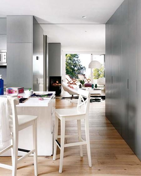 tumbonas hawaianas tumbonas de habitat terraza suelo de teca suelo de madera sofá blanco de roche bobois sofa blanco lamparas de ikea diseño modernos diseño de interiores decoración en gris decoración de interiores cocina moderna cocina gris cocina blanca chalet decoración casa en el pueblo casa de campo 