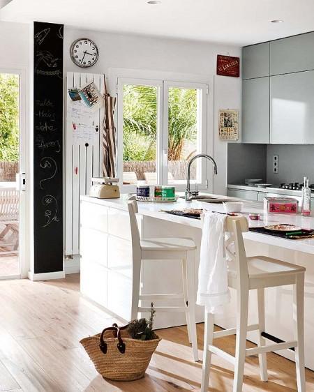 tumbonas hawaianas tumbonas de habitat terraza suelo de teca suelo de madera sofá blanco de roche bobois sofa blanco lamparas de ikea diseño modernos diseño de interiores decoración en gris decoración de interiores cocina moderna cocina gris cocina blanca chalet decoración casa en el pueblo casa de campo 