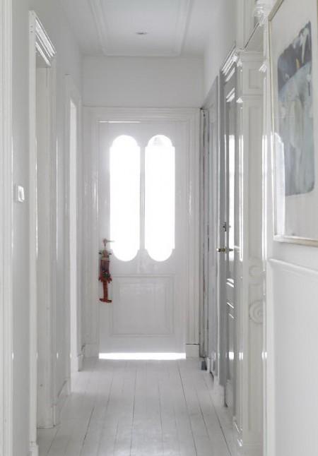 rosetones molduras escayola en el techo puertas madera blancas muebles reciclados grandes ventanales estilo vintage estilo nórdico estilo industrial decoración holanda decoración en blanco decoración de interiores carpintería antigua blanca 