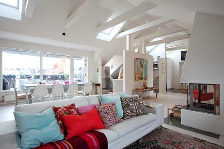 ventanas en el techo tejado decoración sofas blancos sillas eames mesas de metal estilo sueco decoración estilo nórdico estilo escandinavo decoración espacio diáfano decoración diseño de interiores nórdico decoración escandinava decoración diáfana decoracion de lofts decoración de interiores en blanco Decoración de estilo nórdico en un ático loft decoración de áticos 