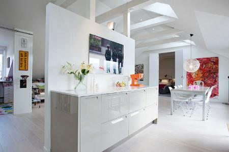 ventanas en el techo tejado decoración sofas blancos sillas eames mesas de metal estilo sueco decoración estilo nórdico estilo escandinavo decoración espacio diáfano decoración diseño de interiores nórdico decoración escandinava decoración diáfana decoracion de lofts decoración de interiores en blanco Decoración de estilo nórdico en un ático loft decoración de áticos 