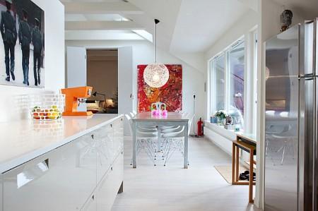 ventanas en el techo tejado decoración sofas blancos sillas eames mesas de metal estilo sueco decoración estilo nórdico estilo escandinavo decoración espacio diáfano decoración diseño de interiores nórdico decoración escandinava decoración diáfana decoracion de lofts decoración de interiores en blanco Decoración de estilo nórdico en un ático loft decoración de áticos 