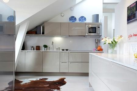 ventanas en el techo tejado decoración sofas blancos sillas eames mesas de metal estilo sueco decoración estilo nórdico estilo escandinavo decoración espacio diáfano decoración diseño de interiores nórdico decoración escandinava decoración diáfana decoracion de lofts decoración de interiores en blanco Decoración de estilo nórdico en un ático loft decoración de áticos 