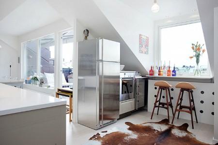 ventanas en el techo tejado decoración sofas blancos sillas eames mesas de metal estilo sueco decoración estilo nórdico estilo escandinavo decoración espacio diáfano decoración diseño de interiores nórdico decoración escandinava decoración diáfana decoracion de lofts decoración de interiores en blanco Decoración de estilo nórdico en un ático loft decoración de áticos 