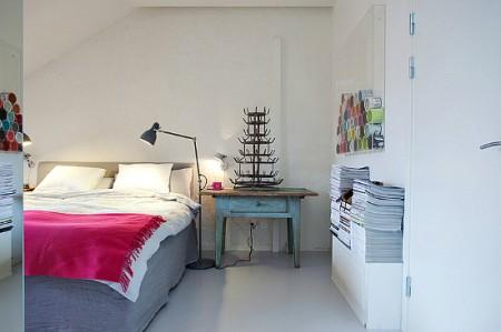 ventanas en el techo tejado decoración sofas blancos sillas eames mesas de metal estilo sueco decoración estilo nórdico estilo escandinavo decoración espacio diáfano decoración diseño de interiores nórdico decoración escandinava decoración diáfana decoracion de lofts decoración de interiores en blanco Decoración de estilo nórdico en un ático loft decoración de áticos 