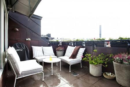 ventanas en el techo tejado decoración sofas blancos sillas eames mesas de metal estilo sueco decoración estilo nórdico estilo escandinavo decoración espacio diáfano decoración diseño de interiores nórdico decoración escandinava decoración diáfana decoracion de lofts decoración de interiores en blanco Decoración de estilo nórdico en un ático loft decoración de áticos 