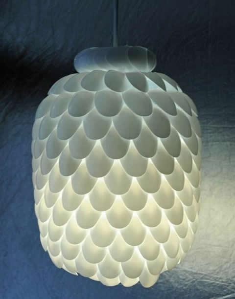 Lámpara de cucharas plásticas