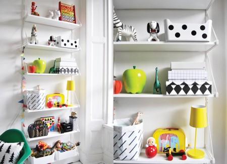 suelo blanco de madera sillas eames perchero eames pájaro eames muebles de ikea muebles de estilo nórdico muebes de diseño lámparas de diseño estilo nórdico diseño nórdico diseño escandinavo decoración nórdica decoración en gris decoración en blanco y negro deco blog componibili de kartell cafetera termo stelton blanco y negro blog de interiores blog de decoración 