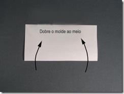 Dobre o molde ao meio