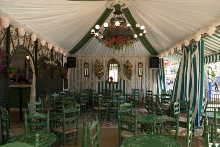 Sillas y mesas típicas de la Feria de Abril