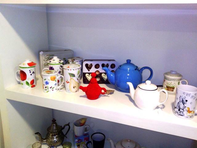 Adora-Tetera en Té Mundi, muy bien rodeada por sus hermanas de porcelana