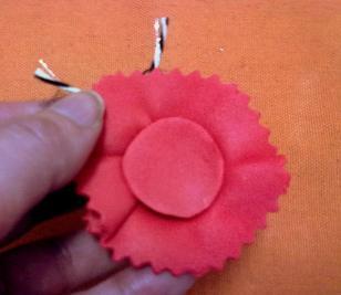 broche sombrero de goma eva (7)