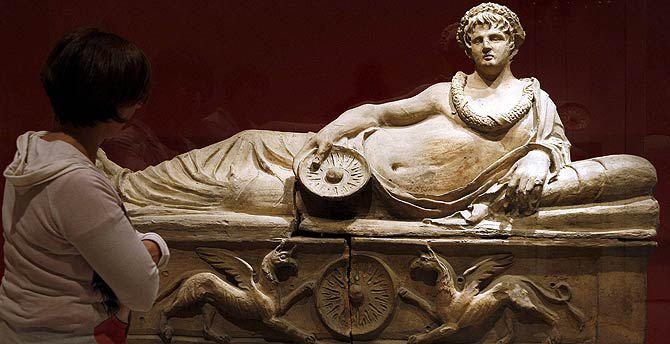 Escultura funeraria etrusca con abanico