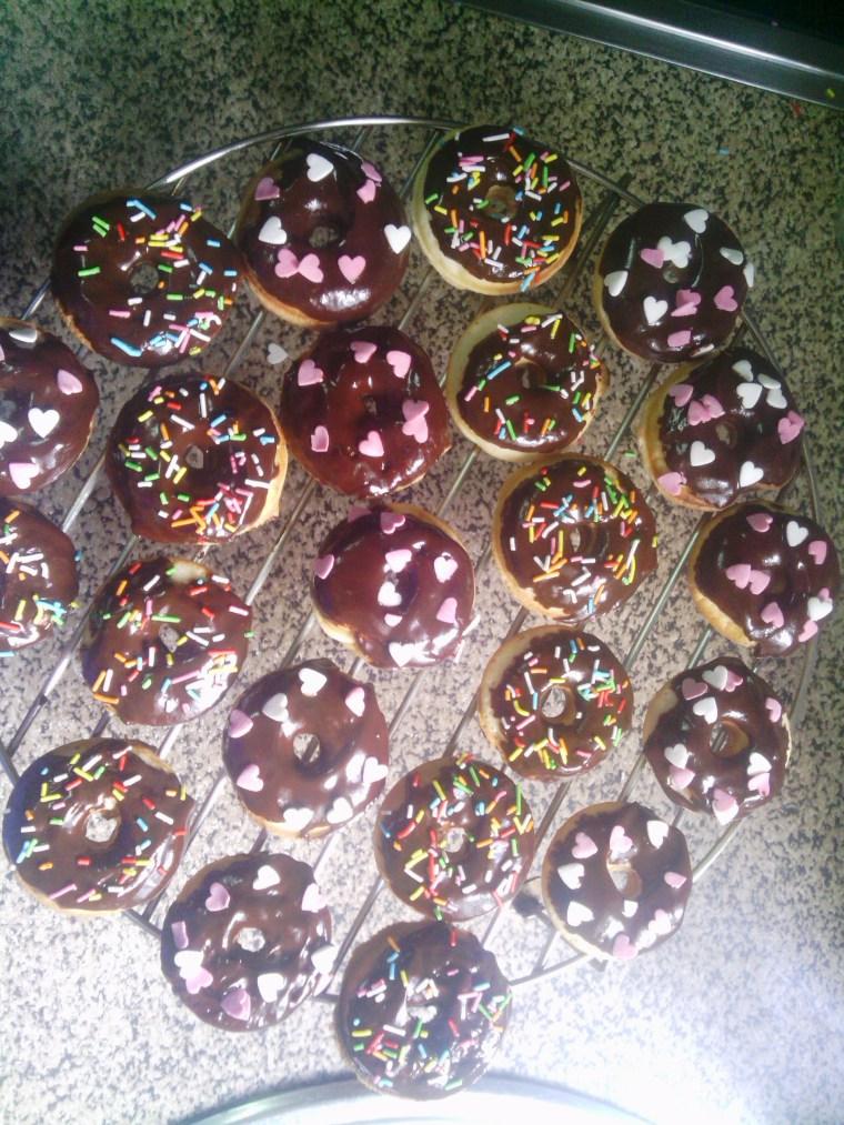 Decorar con cobertura de chocolate y sprinkles