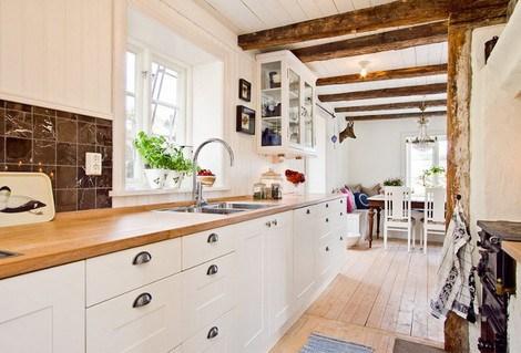 Encimera de madera en la cocina 02