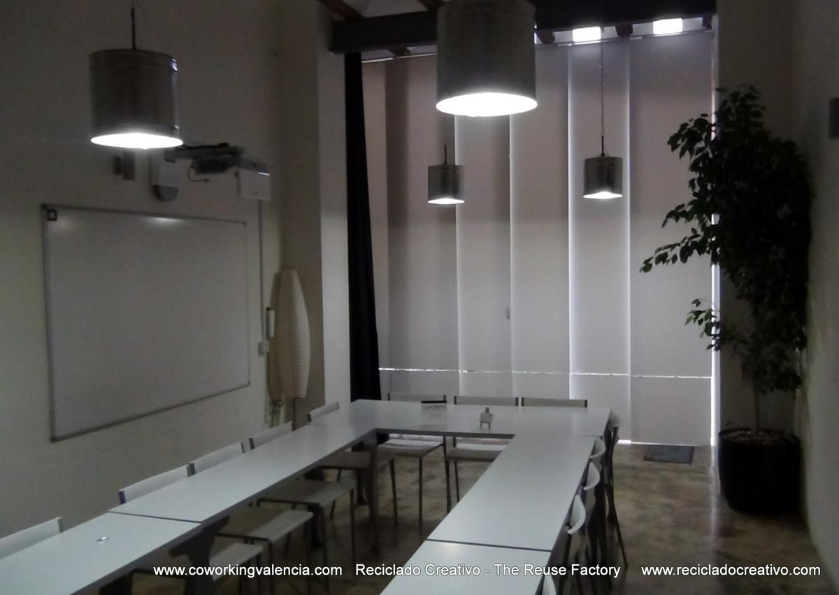 Lámparas realizadas con botes de metal de pintura, en CoworkingValencia