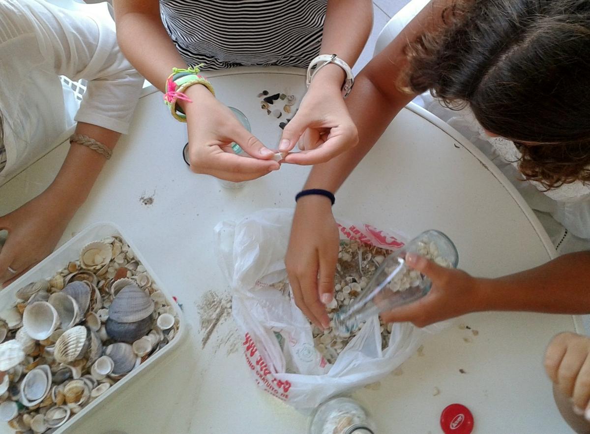 embotellando conchas de playa con los niños