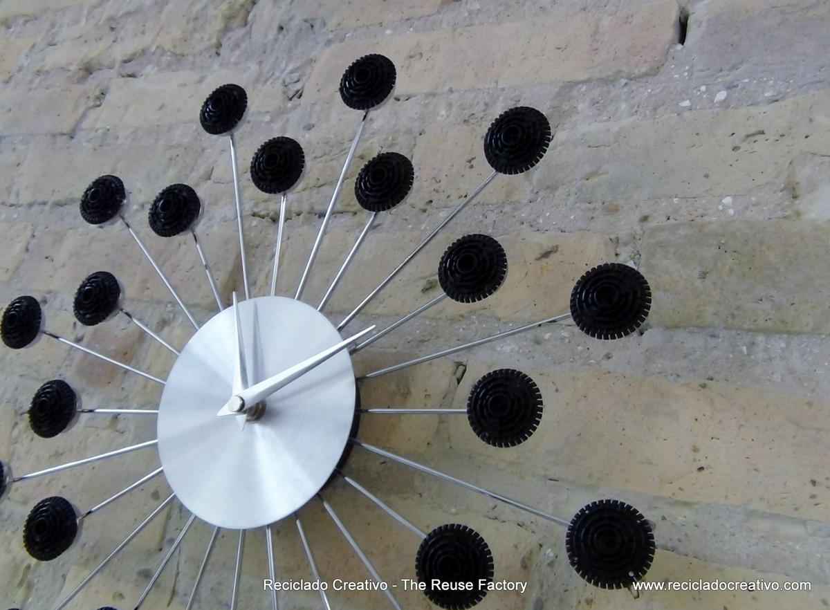 Wall Clock with recycled Dolce Gusto coffee capsules - Reloj de pared con cápsulas de café Dolce Gusto