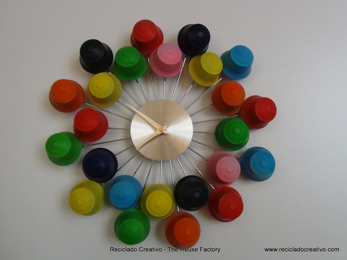 Wall Clock with recycled Dolce Gusto coffee capsules - Reloj de pared con cápsulas de café Dolce Gusto