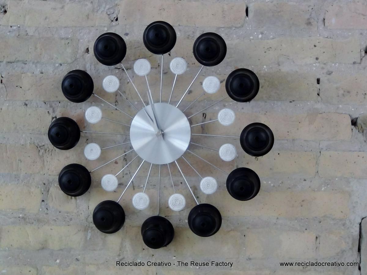 Wall Clock with recycled Dolce Gusto coffee capsules - Reloj de pared con cápsulas de café Dolce Gusto