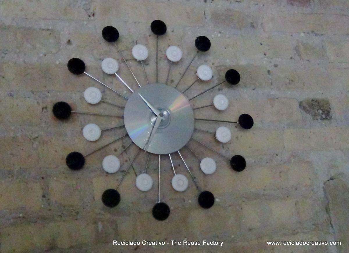 Wall Clock with recycled Dolce Gusto coffee capsules - Reloj de pared con cápsulas de café Dolce Gusto