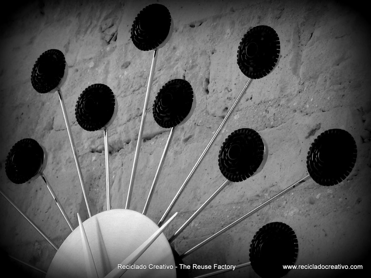 Wall Clock with recycled Dolce Gusto coffee capsules - Reloj de pared con cápsulas de café Dolce Gusto