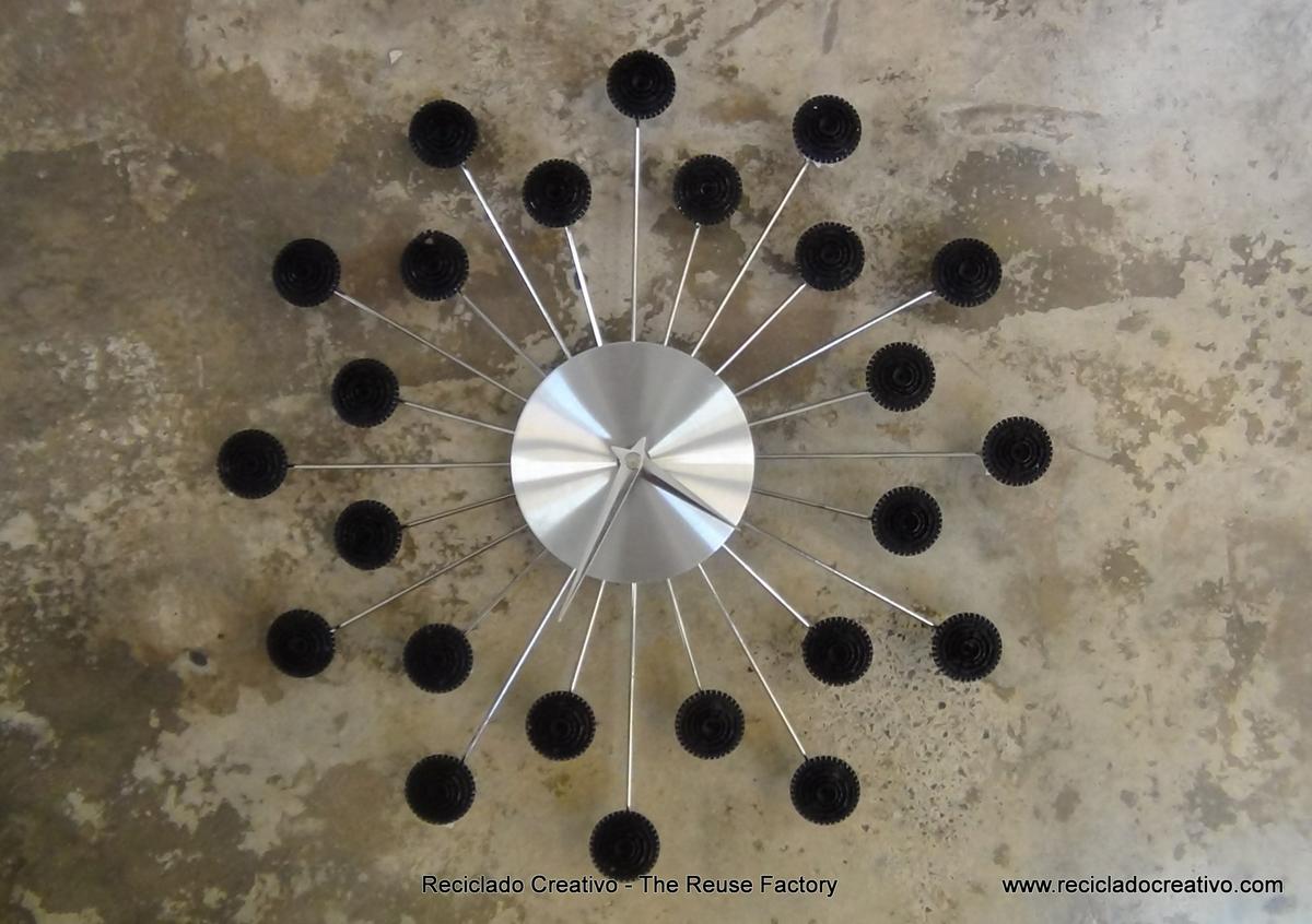 Wall Clock with recycled Dolce Gusto coffee capsules - Reloj de pared con cápsulas de café Dolce Gusto