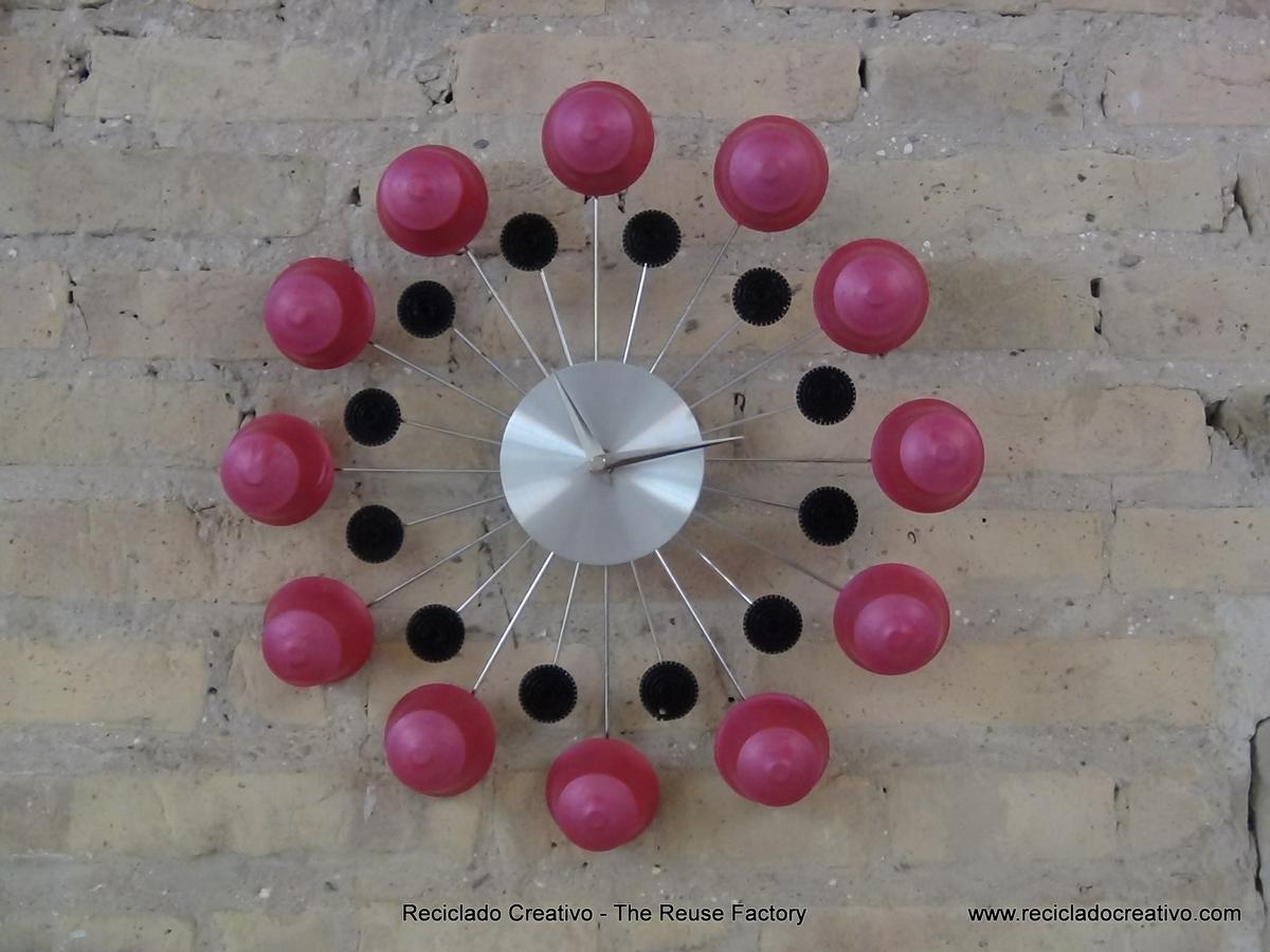 Wall Clock with recycled Dolce Gusto coffee capsules - Reloj de pared con cápsulas de café Dolce Gusto