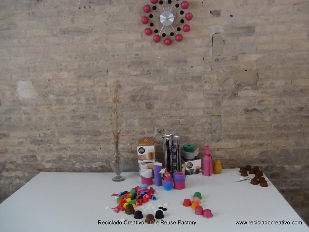 Wall Clock with recycled Dolce Gusto coffee capsules - Reloj de pared con cápsulas de café Dolce Gusto