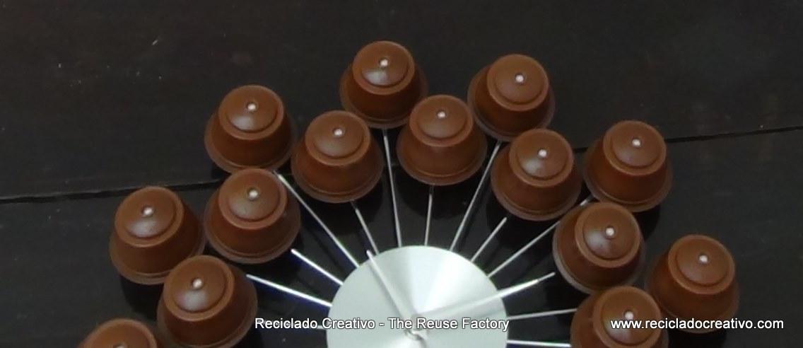 Wall Clock with recycled Dolce Gusto coffee capsules - Reloj de pared con cápsulas de café Dolce Gusto